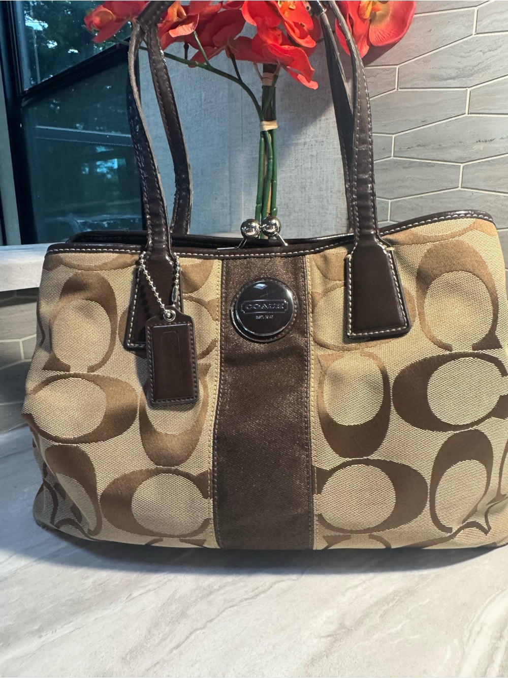 Like NEW Coach KISS LOCK Khaki & Chocolate Brown Shoulder Bag